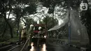 Api tampak masih menyala meski di lokasi sedang turun hujan. (Liputan6.com/Faizal Fanani)
