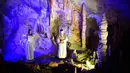 Aktor amatir menampilkan pertunjukan tentang kisah kelahiran bayi Yesus di Gua Postojna, Slovenia, 20 Desember 2018. Setiap perayaan Natal, Postojna Cave selalu menyajikan pertunjukkan cerita-cerita luhur Umat Kristiani di dalam gua. (Jure Makovec/AFP)