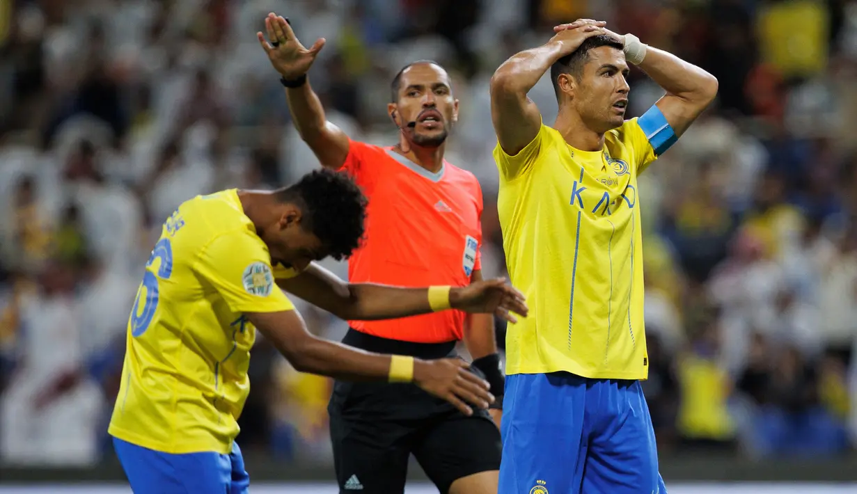 Ekspresi kecewa pemain Al Nassr, Cristiano Ronaldo (kanan), setelah golnya ke gawang Al Shabab dianulir oleh wasit dalam pertandingan pertama Grup C Arab Club Champions Cup 2023 di Stadion King Fahd, Taif, Sabtu (29/7/2023) dini hari WIB. (AFP)