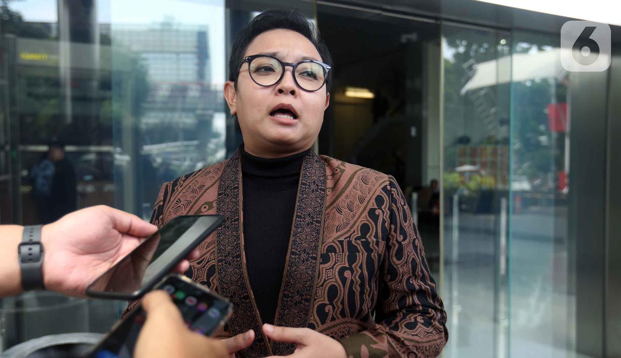 Usai menjalani pemeriksaan, kepada pewarta, Ammy Amalia Fatma Surya mengatakan tidak mengetahui adanya praktik pemerasan maupun pemberian THR tersebut. Tampak dalam foto, Pelaksana Tugas (Plt) Bupati Cilacap, Jawa Tengah, Ammy Amalia Fatma Surya, usai menjalani pemeriksaan tim penyidik Komisi Pemberantasan Korupsi (KPK) di Gedung Merah Putih, Jakarta, Selasa (5/5/2026). (Liputan6.com/Helmi Fithriansyah)