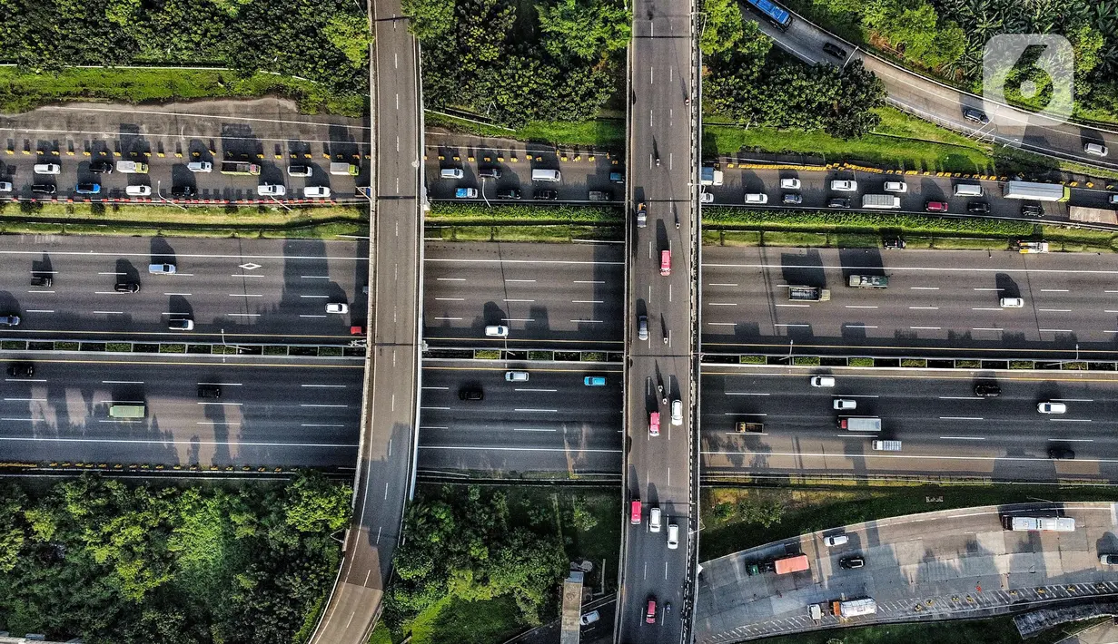 Foto udara lalu lintas kendaraan saat melintas di ruas Tol Jagorawi, Kampung Rambutan, Jakarta Timur, Selasa (20/12/2022). PT Jasa Marga (Persero) Tbk mencatat sebanyak 291.451 kendaraan meninggalkan wilayah Jakarta, Bogor, Tangerang, Bekasi (Jabotabek) pada H-7 sampai H-6 Hari Raya Natal 2022. (merdeka.com/Iqbal S. Nugroho)