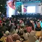 Pengunjung di GBK menyaksikan penutupan Asian Para Games 2018 melalui layar lebar (Liputan6.com/ Ady Anugrahadi)