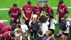 Pemain Arsenal melayani permintaan tanda tangan para fans cilik saat sesi latihan jelang hadapi PSG di final Liga Champions di Puskas Arena, Budapest, Hungaria, Jumat (29/5/2026). (AP Photo/Vadim Ghirda)
