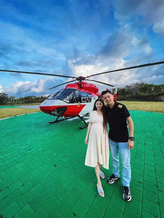 Keduanya terlihat makin romantis dan tak malu mengumbar momen kebersamaan. Mereka terlihat kompak jalan-jalan pakai pesawat. (Liputan6.com/IG/@vincentraditya).