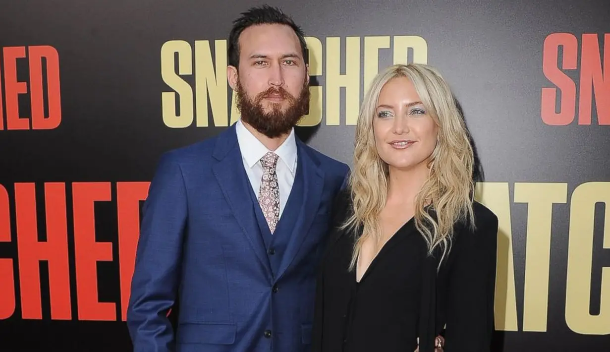 Bahkan dalam bulan yang sama, keduanya dikabarkan bertunangan saat Kate Hudson terlihat menggunakan cincin berlian di jari manisnya. (ABC News)