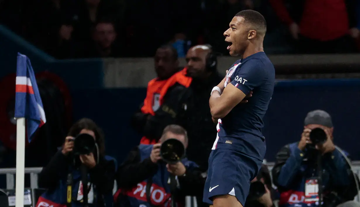 Kylian Mbappe. Tampil dalam seluruh 5 laga PSG di fase Grup H Liga Champions 2022/2023 dan masih menyisakan satu laga lagi kontra Juventus, striker asal Prancis berusia 23 tahun ini sementara menempati posisi kedua dalam daftar top skor dengan torehan 6 gol. Ia hanya gagal mencetak gol di matchday ketiga kontra tun rumah Benfica (5/10/2022) yang berujung hasil imbang 1-1. Ia dua kali membuat brace di matchday pertama kontra tamunya Juventus (6/9/2022) yang berakhir dengan kemenangan 2-1 serta pada matchday kelima saat menjamu Maccabi Haifa (25/10/2022) yang berakhir dengan kemenangan 7-2. (AFP/Geoffroy van der Hasselt)