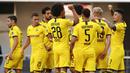 Para pemain Borussia Dortmund merayakan gol yang dicetak oleh Jadon Sancho ke gawang SC Paderborn 07 pada laga Bundesliga di Stadion Benteler, Minggu (31/5/2020). Borussia Dortmund menang dengan skor 6-1 SC Paderborn 07. (AP/Lars Baron)