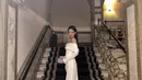 Jennie tampil dengan gaun putih off shoulder lengan panjang yang indah. Gaun tersebut merupakan koleksi bridal dari brand Lihi Hod. [@jennierubyjane]