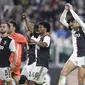 Pemain Juventus merayakan kemenangan usai pertandingan melawan Bologna pada pertandingan lanjutan Liga Serie A Italia di stadion Allianz, Turin (19/10/2019). Juventus menang tipis atas Bologna 2-1. (AP Photo/Luca Bruno)