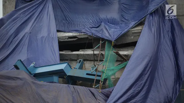 Konstruksi Proyek LRT di Kayu Putih Roboh
