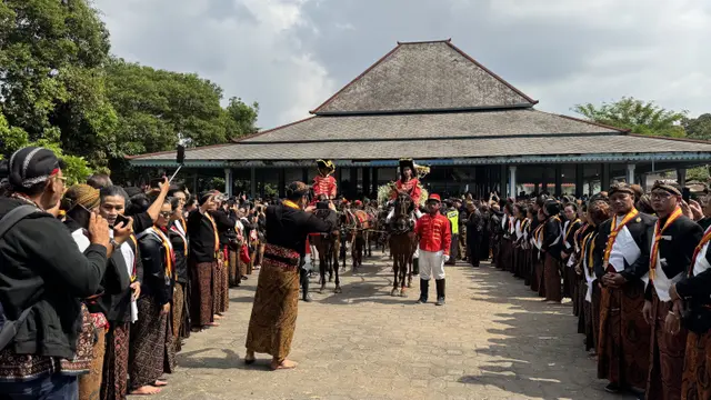 Jenazah Pakubuwono XIII Menuju Tempat Pemakaman