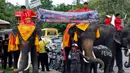 Sejumlah pria menunggangi gajah berkeliling untuk mengingatkan warga agar berpatisipasi dalam referendum pada 7 Agustus mendatang, Thailand, Senin (1/8). (REUTERS / Chaiwat Subprasom)