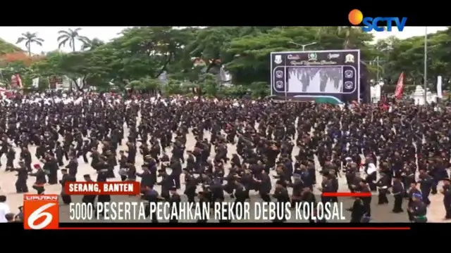 Aksi Debus 5.000 Pendekar Pecahkan Rekor Dunia
