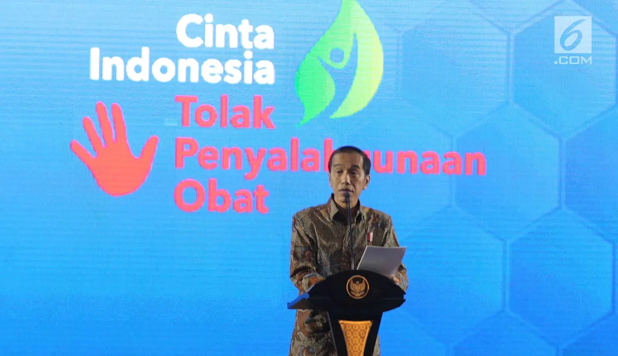 Presiden RI Joko Widodo memberi sambutan pada acara Pencanangan Aksi Nasional Pemberantasan Obat Ilegal dan Penyalahgunaan Obat di Cibubur, Jakarta, Selasa (3/10). (Liputan6.com/Faizal Fanani)