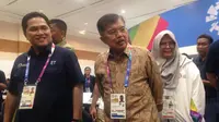 Wakil Presiden Indonesia, Jusuf Kalla, didampingi Ketua Inasgoc, meninjau Main Press Center (MPC) di Balai Sidang Jakarta, Senayan, Selasa (14/8/2018). (Bola.com/Benediktus Gerendo Pradigdo)