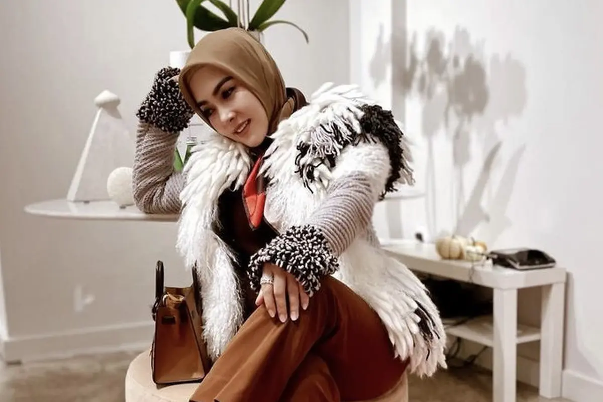 Jaket rajut Syahrini dengan harga fantastis