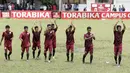 Pemain Universitas Negeri Makassar (UNM) melakukan selebrasi usai menang atas Unmuh Pare-pare pada laga Torabika Campus Cup 2017 di Stadion UNM, Makassar, Selasa, (17/10/2017). UNM menang 2-0 atas Unmuh Pare-pare. (Bola.com/M Iqbal Ichsan)