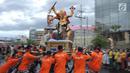 Ogoh-Ogoh diarak saat atraksi Karnaval Seni Budaya Lintas Agama di kawasan Jalan Pemuda  Semarang, Minggu (25/3). Lima ogoh-ogoh yang didatangkan dari Bali ikut memeriahkan acara ini. (Liputan6.com/Gholib)