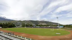 Lapangan bola Barnabas Youwe ini terletak di antara Bandara Sentani dan Pegunungan Cyclops di Jayapura, Minggu (1/5/2016). (Bola.com/Nicklas Hanoatubun)