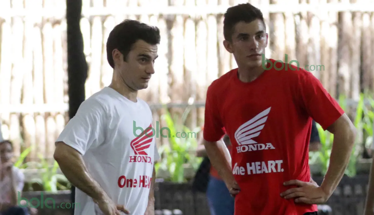 Marc Marquez (kanan) mewakil Tim Merah dan Dani Pedrosa  (kiri) Mewakili Tim Putih saat bertanding futsal di Lapangan Futsal Kuningan Village, Jakarta, Sabtu (13/2/2016). (Bola.com/Nicklas Hanoatubun)