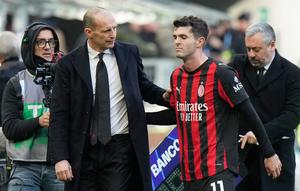 Pelatih AC Milan, Massimiliano Allegri, berbicara dengan pemain AC Milan, Christian Pulisic, usai ditarik keluar pada laga Serie A antara AC Milan vs Verona di Milan, Italia, Minggu, 28 Desember 2025. (AP Photo/Luca Bruno)