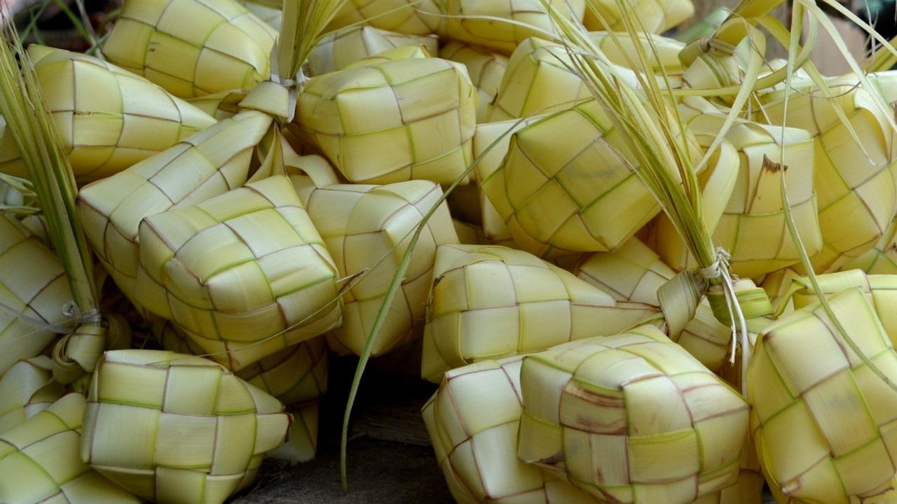 Kupat lepet adalah makanan khas Banyumas dan Jawa secara umum penuh falsafah di hari lebaran Idul Fitri. (Liputan6.com/Tagana Banyumas/Muhamad Ridlo)