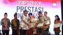 Ketua DPD RI Oesman Sapta Odang memberikan penghargaan kepada salah satu ikon prestasi Indonesia dalam Festival Prestasi Indonesia yang diselenggarakan oleh UKP-Pancasila di Jakarta Convention Center, Senin (21/8). (Liputan6.com/Johan Tallo)