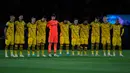 Pemain Borussia Dortmund mengheningkan cipta selama satu menit untuk mengenang para korban banjir Libya dan gempa Maroko sebelum pertandingan sepak bola Grup F Liga Champions antara Paris Saint-Germain (PSG) dan Borussia Dortmund di Stadion Parc des Princes, Paris, Prancis, Selasa (19/9/2023). Banjir Libya menewaskan lebih dari 11.000 orang dan 10.100 lainnya hilang, sementara gempa Maroko menewaskan setidaknya 2.900 orang. (AP Photo/Michel Euler)