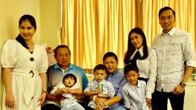 Menantu Ani Yudhoyono, Annisa Pohan Yudhoyono dan Aliya Rajasa Yudhoyono bergantian menjaga sang mertua yang tengah dirawat di Singapura. (Foto: Instagram @aniyudhoyono)