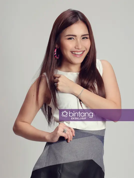 "Gimana ya? Memang sih, cita-cita saya punya kontrakan 100 pintu, diaminin ya. Jadi bisa disebut ratu kontrakan Depok, hahaha," ujar Ayu Ting Ting saat wawancara eksklusif dengan Bintang.com beberapa waktu lalu. (Bambang E. Ros/Bintang.com)