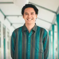 Baskara Mahendra sebagai Tarjo dalam Losmen Bu Broto. (Foto: Dok. Instagram @paragonpictures.id)