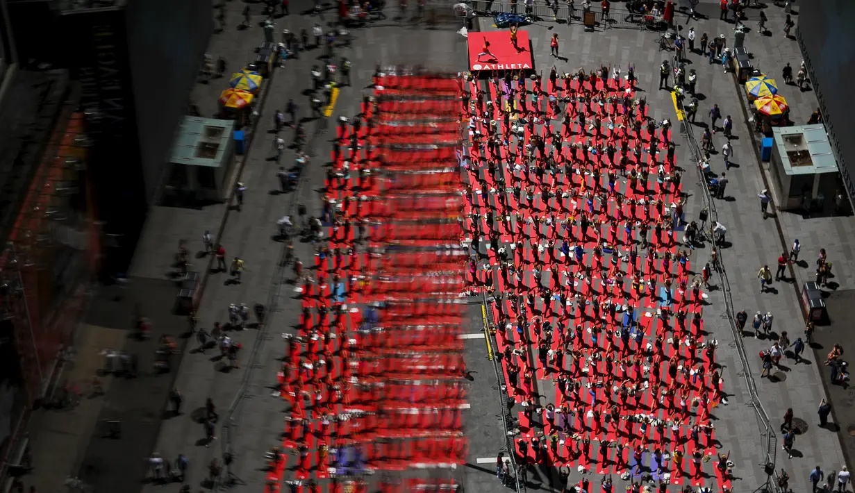 Sejumlah orang berlatih yoga di tengah jalan saat perayaan Summer Solstice di Hari Yoga Internasional di Times Square, New York, Minggu (21/6/2015). (REUTERS/Eduardo Munoz)