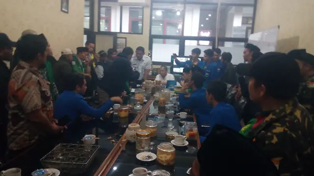 Diskusi alot antara Anshor dan Banser dengan Kepala Dinas Garut, ihwal soal Ujian Nasional yang dianggap menyudutkan mereka