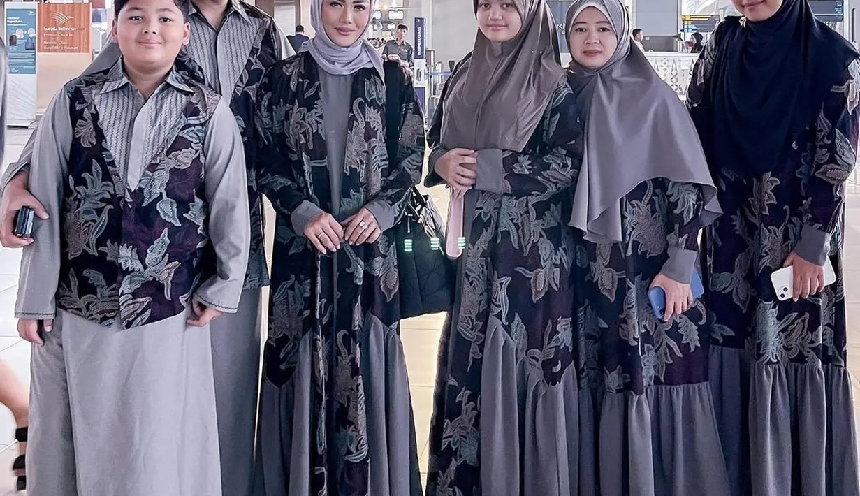 JIka dilihat, Amora yang kini berusia 11 tahun memiliki tinggi yang sama dengan ibunya, Kris dayanti. Hal itu pun membuat netizen akan pertumbuhan Amora yang pesat. [Foto: Instagram/krisdayantilemos]