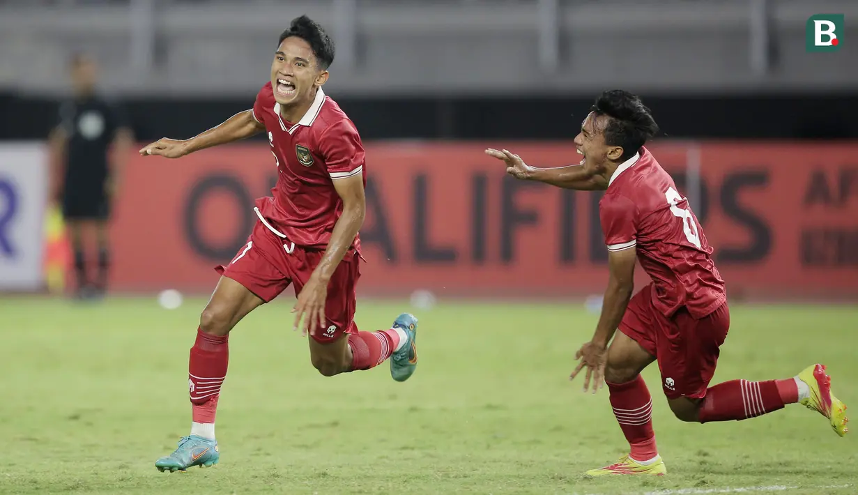 Piala AFF 2022 telah resmi dibuka pada 20 Desember 2022 lalu. Timnas Indonesia yang berkekuatan 23 pemain baru akan menjalani laga pertama di Grup A menghadapi Kamboja pada Jumat (23/12/2022). Sederet pemain muda dimasukkan pelatih Shin Tae-yong dalam skuad Timnas Garuda edisi kali ini, di mana lima di antaranya tercatat sebagai pemain termuda. Berikut daftar kelima pemain tersebut. (Bola.com/Ikhwan Yanuar)