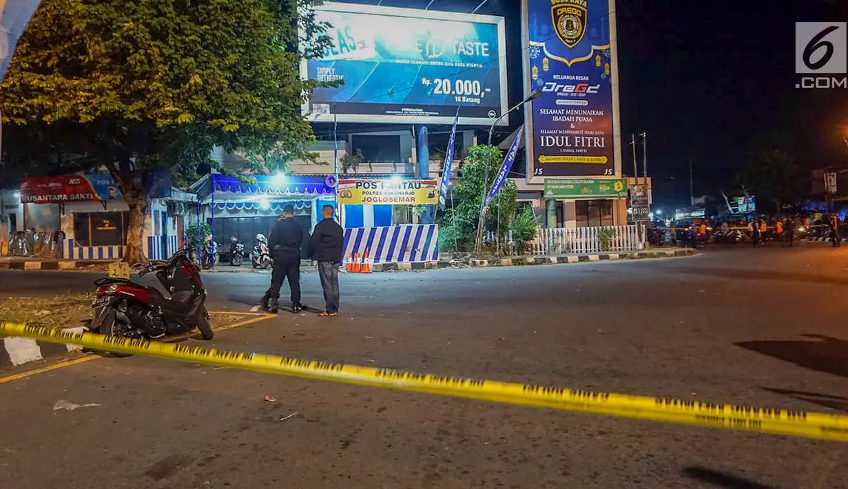 Garis polisi melintang di lokasi ledakan bom di Pos Polisi Pantau, Bundaran Kartasura, Sukoharjo Selasa (4/6/2019). Bom bunuh diri terjadi pada Senin pukul 22.20 WIB yang mengakibatkan pelaku aksi teror kritis dan tujuh polisi selamat. (Liputan6.com/Fajar Abrori)