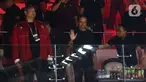 Presiden Joko Widodo atau Jokowi dan Menteri Pemuda dan Olahrahga (Menpora) Dito Ariotedjo menyaksikan langsung pertandingan antara tunggal putra Indonesia, Anthony Sinisuka Ginting menghadapi Li Shi Feng asal China pada semifinal Indonesia Open 2023 di Istora Senayan, Jakarta, Sabtu (17/6/2023). (Liputan6.com/Herman Zakharia)