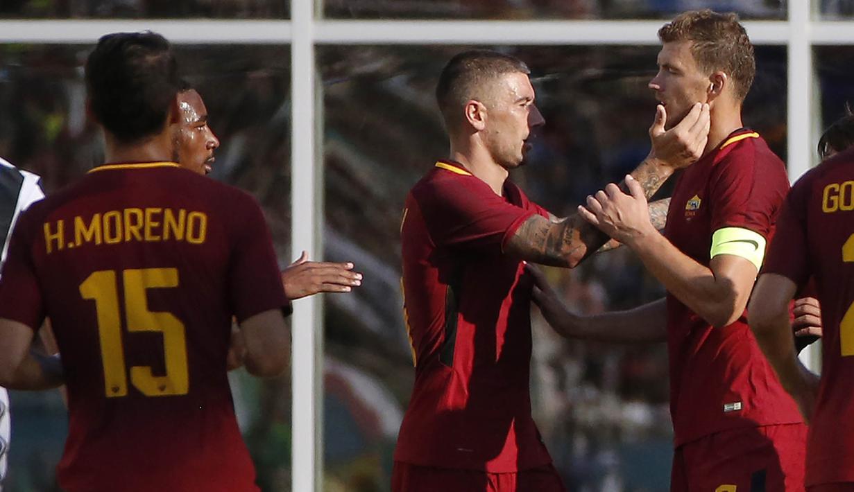 Striker AS Roma, Edin Dzeko, melakukan selebrasi usai mencetak gol ke gawang Juventus pada laga ICC 2017 di Stadion Gillette, Foxborough, Minggu (30/7/2017). Juventus menang lewat adu penalti atas AS Roma  dengan skor 5-4. (AP/Michael Dwyer)