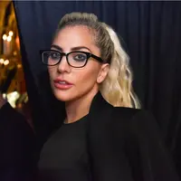 Lady Gaga bermain di film A Star Is Born bersama Bradley Cooper. foto: essence.com