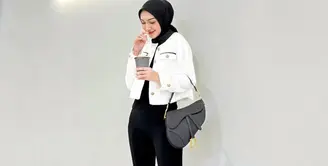 Melody Prima memakai celana panjang, inner dan kerudung hitam. Sementara outter dan juga sepatu ia memilih warna putih [Instagram/melodyprima]