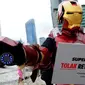 Seorang aktivis mengenakan kostum Ironman selama aksi menolak revisi UU KPK,Jakarta, (21/02). Superhero ini tergabung dalam Koalisi Masyarakat Anti-Korupsi. (Liputan6.com/Helmi Afandi)