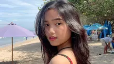 Ketika masih menjadi siswa di bangku SMA, Fuji dikenal sebagai remaja manis dengan gaya rambut panjang melebihi bahu. Kekasih Thariq Halilintar ini sebelum terkenal memiliki rambut hitam panjang terurai. (Liputan6.com/IG/@fuji_an)