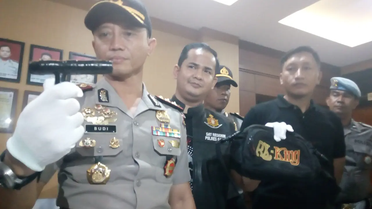 Kapolres Garut AKBP Budi Satria Wiguna menunjukan kunci T dari aksi Apong Cs di Garut