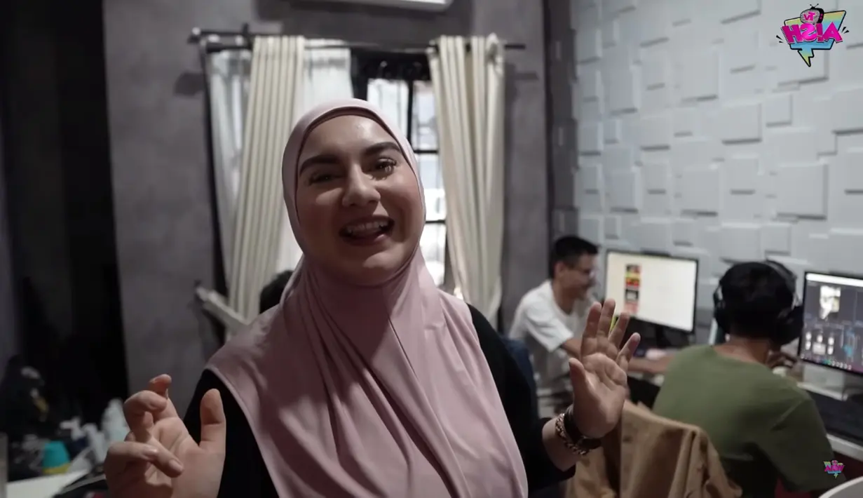 Istri Ammar Zoni ini juga turut memperlihatkan ruangan editor bagi akun media sosial terutama YouTube milik keluarga. Dirinya mengaku meski terlihat keci, namun ruangan tersebut pula mampu menghasilkan pundi-pundi rupiah. (Liputan6.com/YouTube/Aish TV)