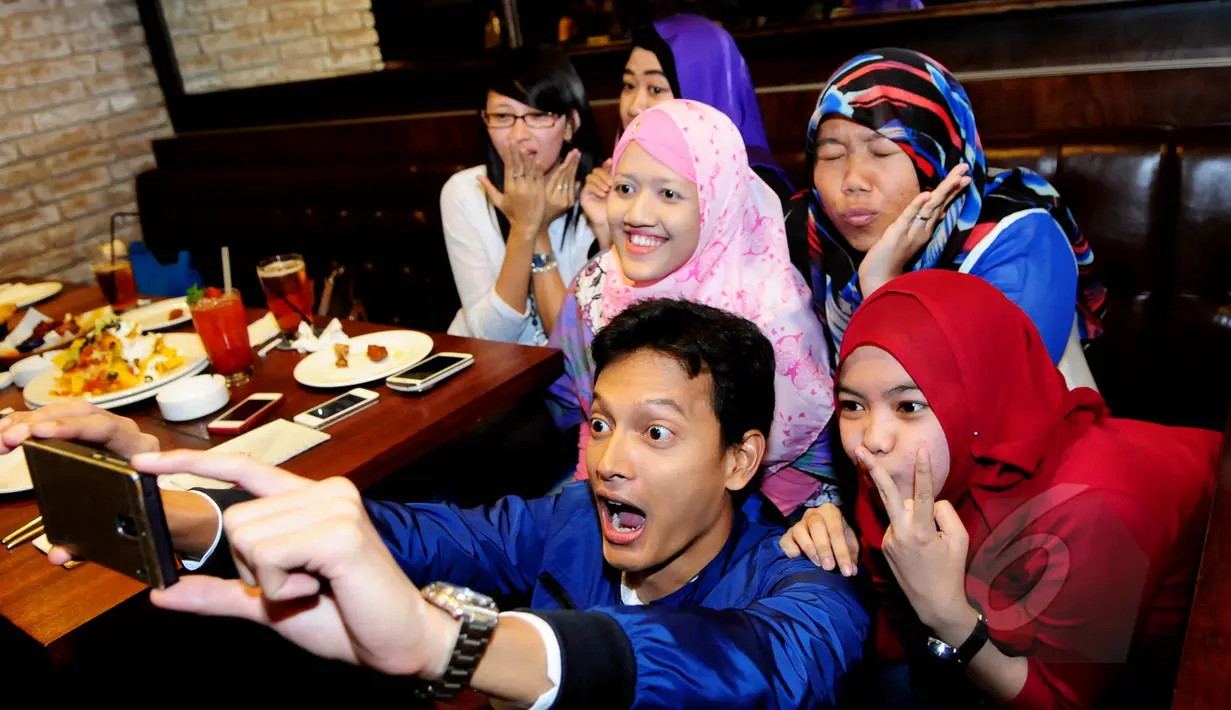 Fedi Nuril dan kelima penggemarnya juga menyempatkan berfoto bersama disela acara ngedate bareng di Brewerkz, Jakarta, Selasa (19/5/2015). (Liputan6.com/Faisal R Syam)