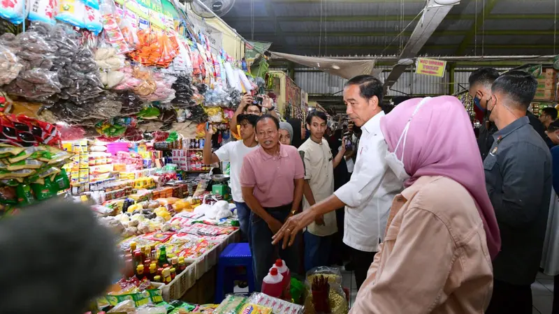 Jokowi Cek Harga Kebutuhan Pokok di Pasar Tramo Kabupaten Maros, Sulawesi Selatan