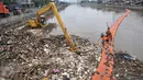 Tampak petugas membersihkan sampah yang menumpuk di Kali Angke, Jakarta, Kamis (3/2). Pemprov DKI Jakarta melakukan pengerukan sampah di kali tersebut sebagai salah satu upaya mengantisipasi banjir di Ibu Kota. (Liputan6.com/Gempur M Surya)