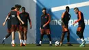 Para pemain Barcelona menggelar sesi latihan jelang laga final Copa del Rey di Joan Gamper, Barcelona, Jumat (20/4/2018). Barcelona akan berhadapan dengan Sevilla. (AP/Manu Fernandez)