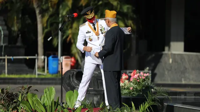 Kejutan Ganjar Saat Upacara HUT RI ke-75, Undang Pejuang Veteran Naik Podium