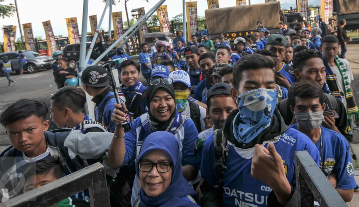 Sejumlah bobotoh memadati pintu masuk Stadion Gelora Bandung Lautan Api, Sabtu (16/7). Para bobotoh itu akan menyaksikan tim kesayangan mereka, Persib Bandung, menjamu Persija Jakarta dalam pekan 10 Torabika Soccer Championship (Liputan6.com/Yoppy Renato)